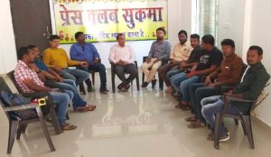 Media workers will sit on dharna against sarpanch who threaten journalist