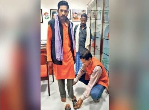 PCC Chief Mohan Markam wears slippers to Congress worker