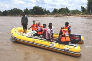 Officers arrived in flood affected areas with ration and medicine