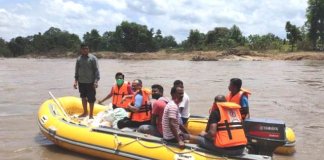 Officers arrived in flood affected areas with ration and medicine