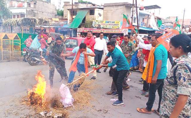 BJP ST Morcha burnt the effigy of Minister Kawasi Lakhma