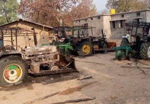 Naxalites set fire to 4 vehicles in Dantewada