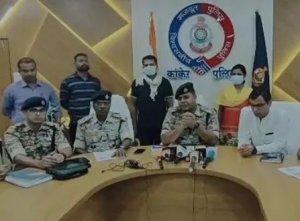 8 lakh prize woman Naxalite surrendered